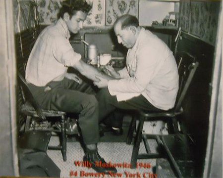 お父さんのウィリアム・モスコウィッツ（William Moskowitz=Willie）がタトゥーを彫っているところ